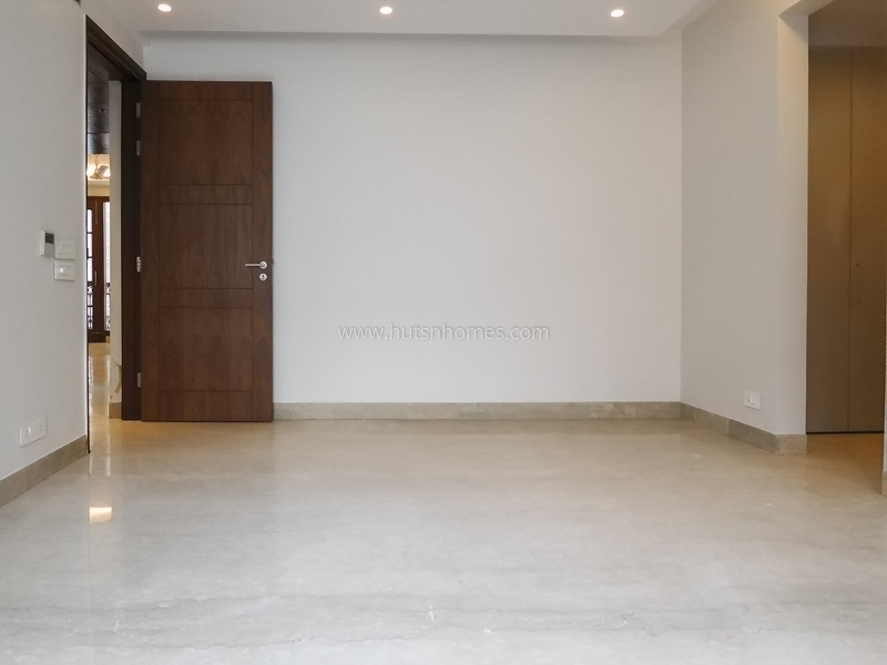 4 BHK Flat For Sale in Maharani Bagh