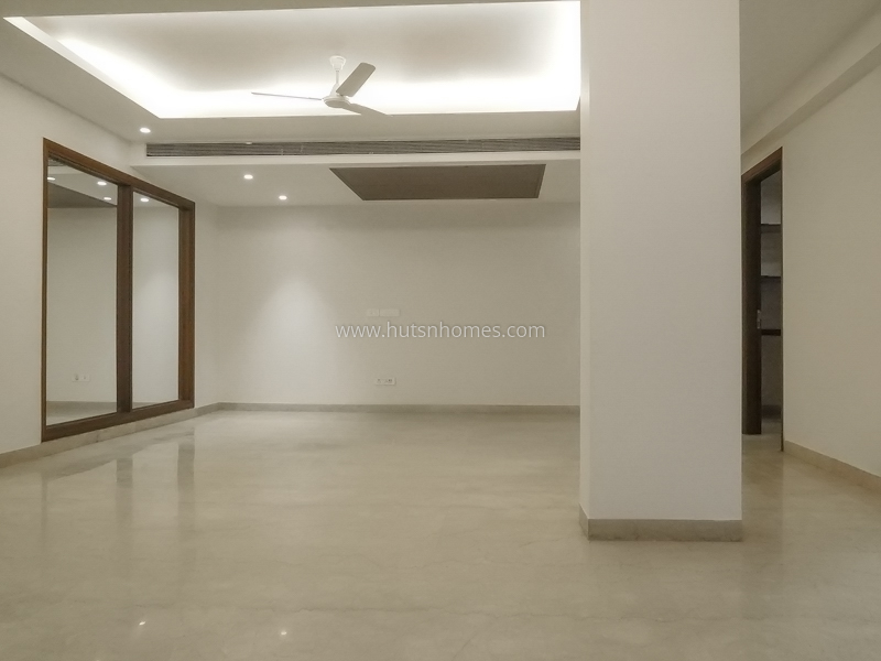 4 BHK Flat For Sale in Maharani Bagh