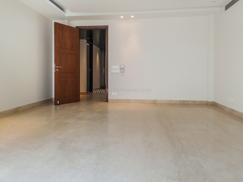4 BHK Flat For Sale in Maharani Bagh