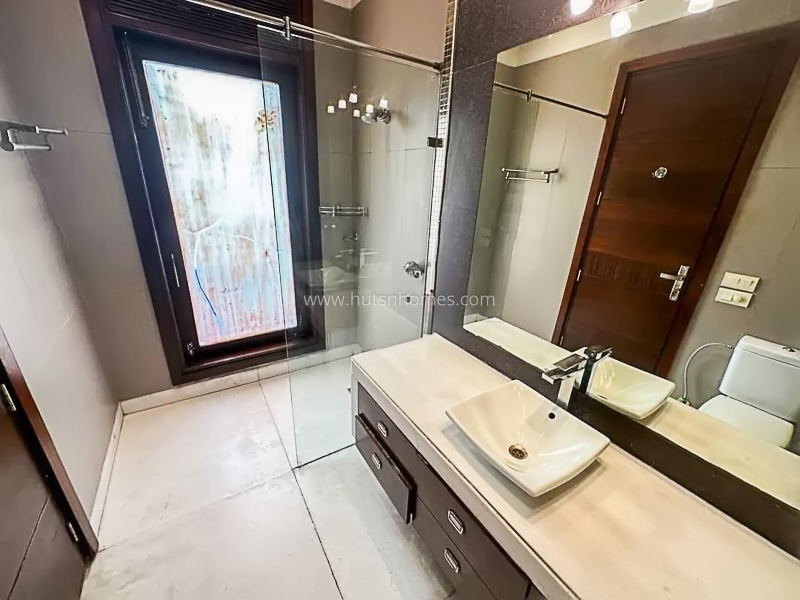 3 BHK Flat For Rent in Defence Colony