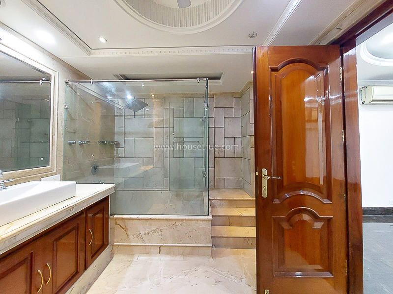 5 BHK Flat For Sale in Safdarjung Enclave