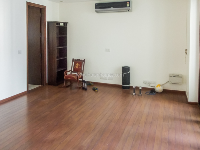 3 BHK Flat For Rent in Defence Colony