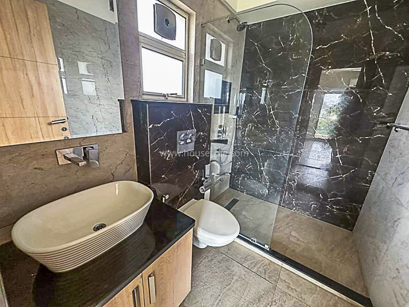 2 BHK Flat For Rent in Nizamuddin East