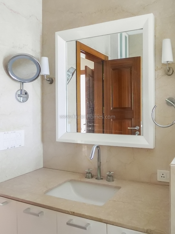 4 BHK Flat For Sale in Chanakyapuri