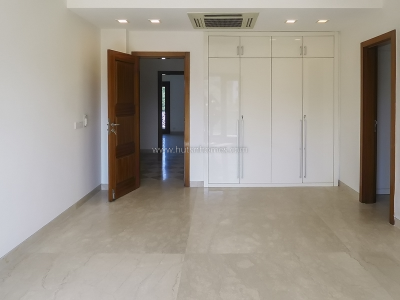4 BHK Flat For Sale in Chanakyapuri