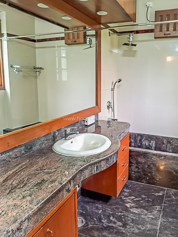 4 BHK Flat For Rent in Chanakyapuri