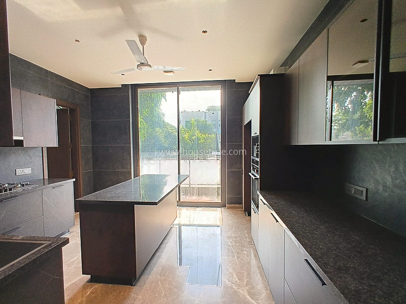 5 BHK Builder Floor For Rent in West End Colony