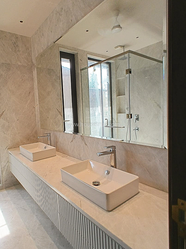 5 BHK Builder Floor For Rent in West End Colony
