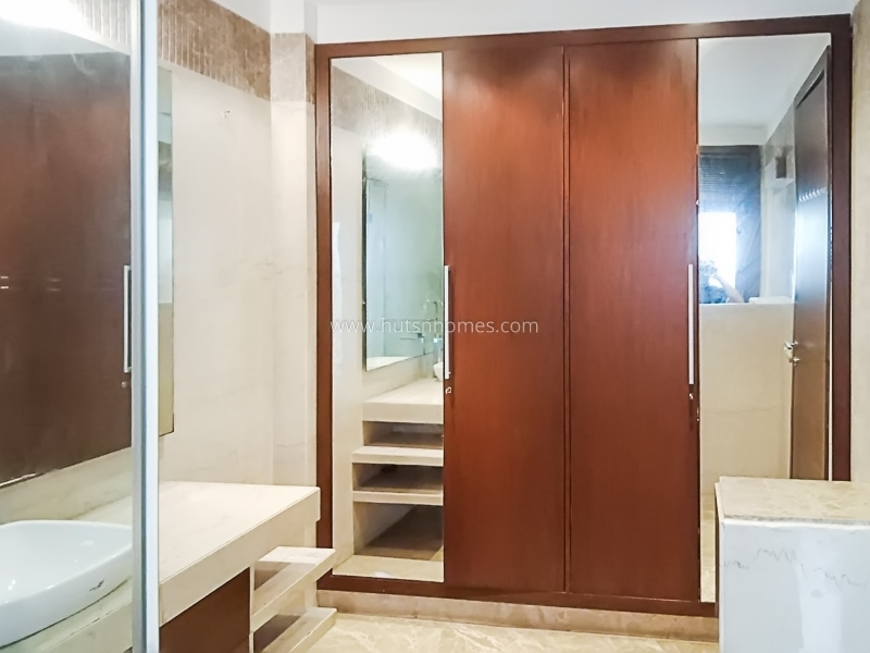 4 BHK Flat For Sale in New Friends Colony