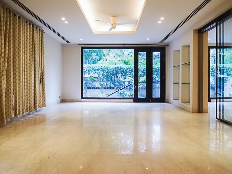 8 BHK Triplex Property For Sale in Maharani Bagh
