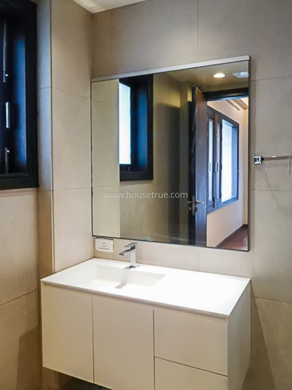8 BHK Triplex Property For Sale in Maharani Bagh