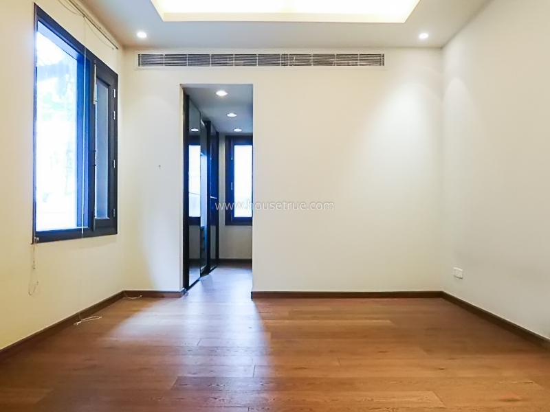 8 BHK Triplex Property For Sale in Maharani Bagh