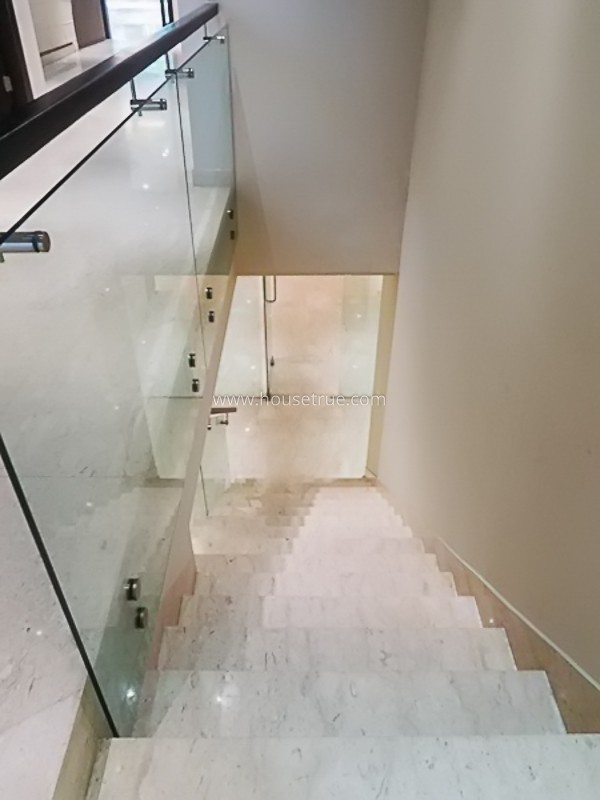 8 BHK Triplex Property For Sale in Maharani Bagh