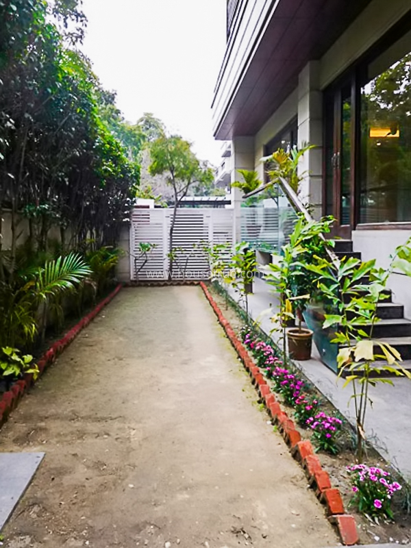 8 BHK Triplex Property For Sale in Maharani Bagh