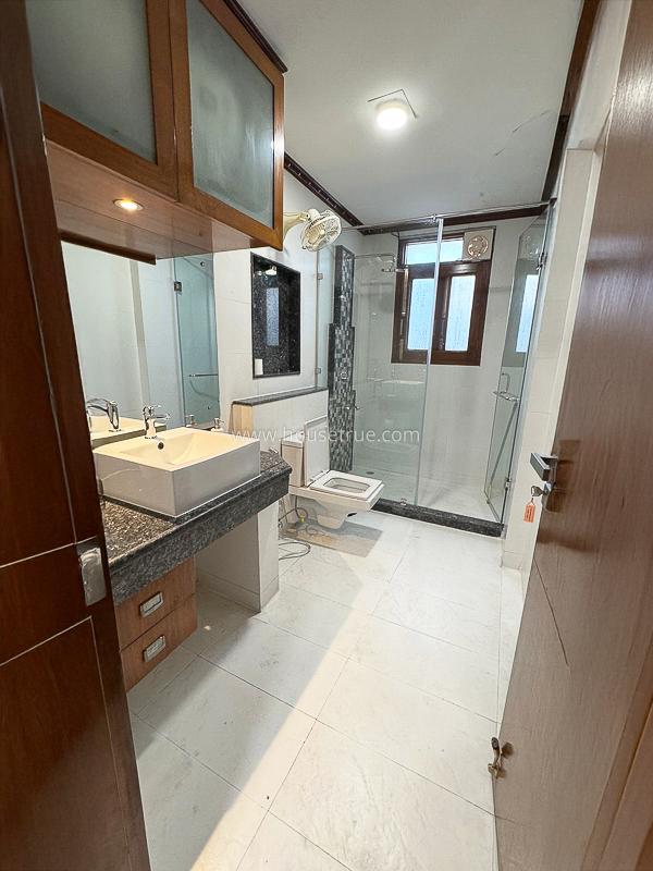1 BHK Flat For Rent in Chanakyapuri