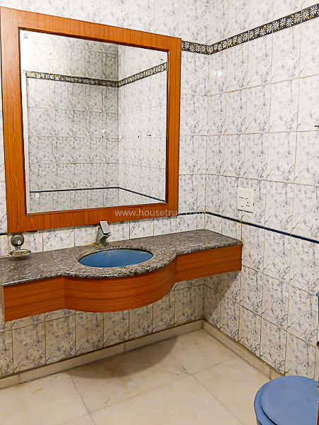 5 BHK Flat For Rent in Defence Colony