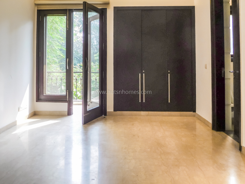 16 BHK House For Rent in West End Colony