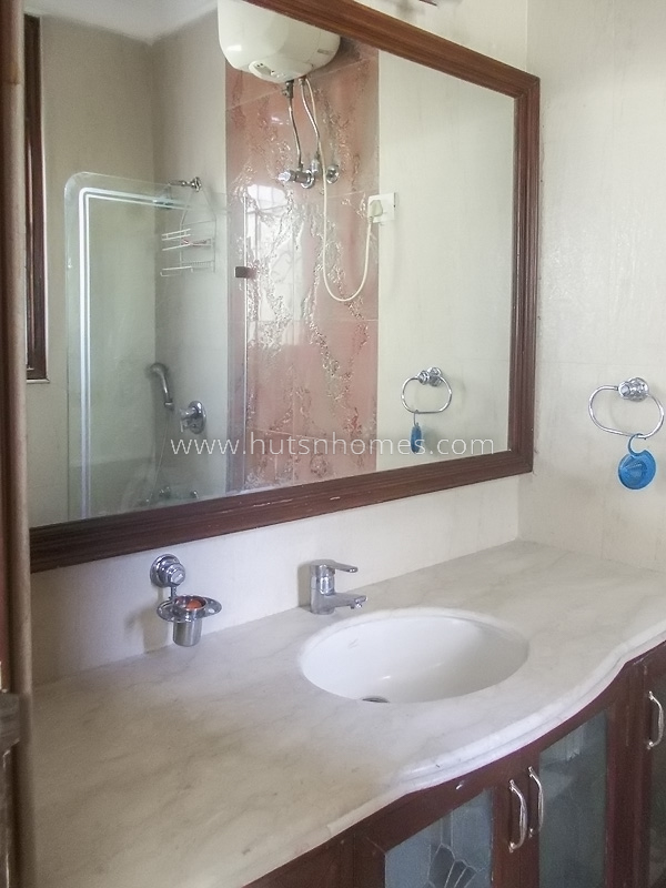 3 BHK Flat For Rent in Defence Colony