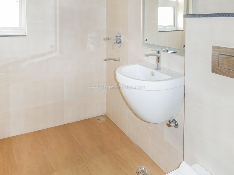 3 BHK Flat For Sale in Nizamuddin East