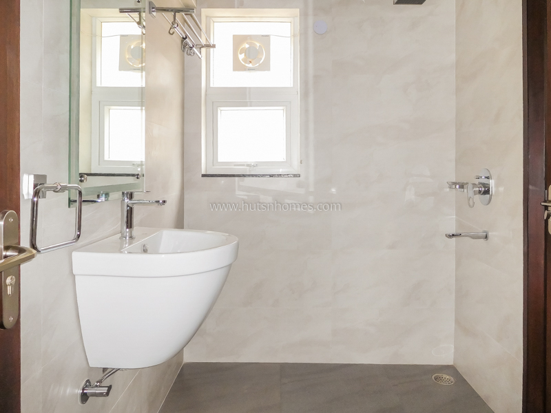 3 BHK Flat For Sale in Nizamuddin East