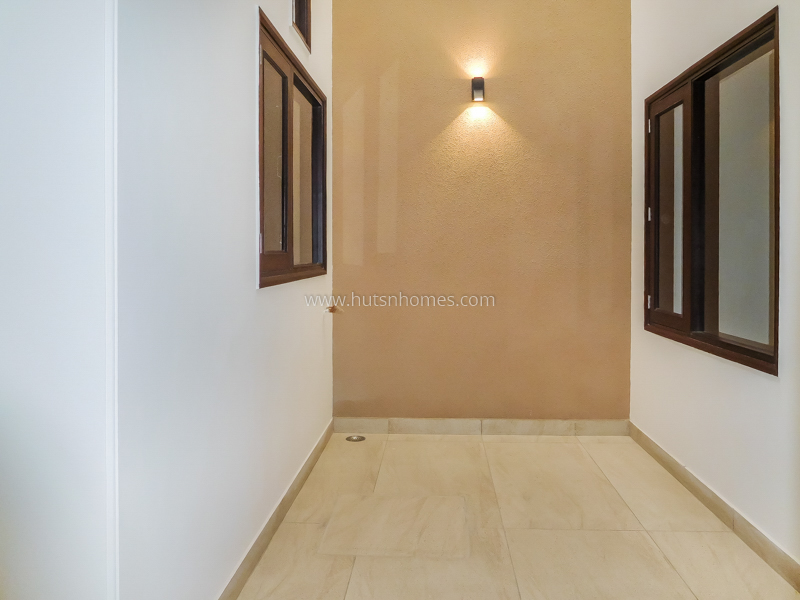 3 BHK Flat For Sale in Nizamuddin East