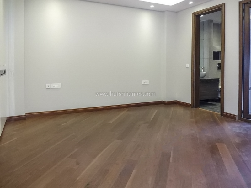 4 BHK Flat For Sale in Green Park Extension