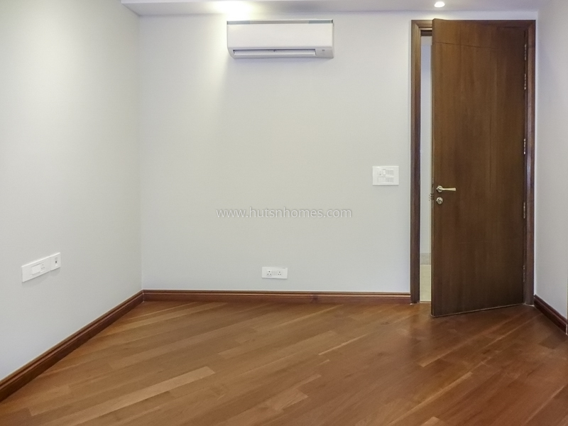 4 BHK Flat For Sale in Green Park Extension