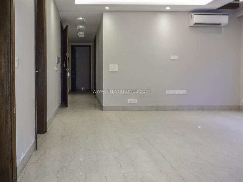4 BHK Flat For Sale in Green Park Extension