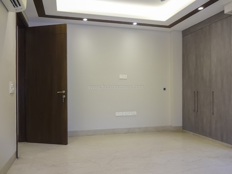 4 BHK Flat For Sale in Green Park Extension