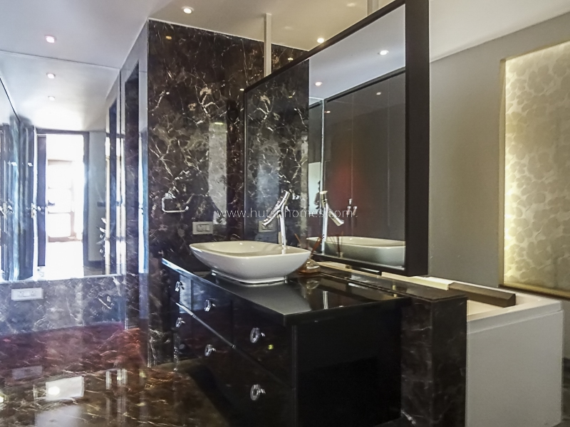 4 BHK Flat For Sale in Hauz Khas Enclave