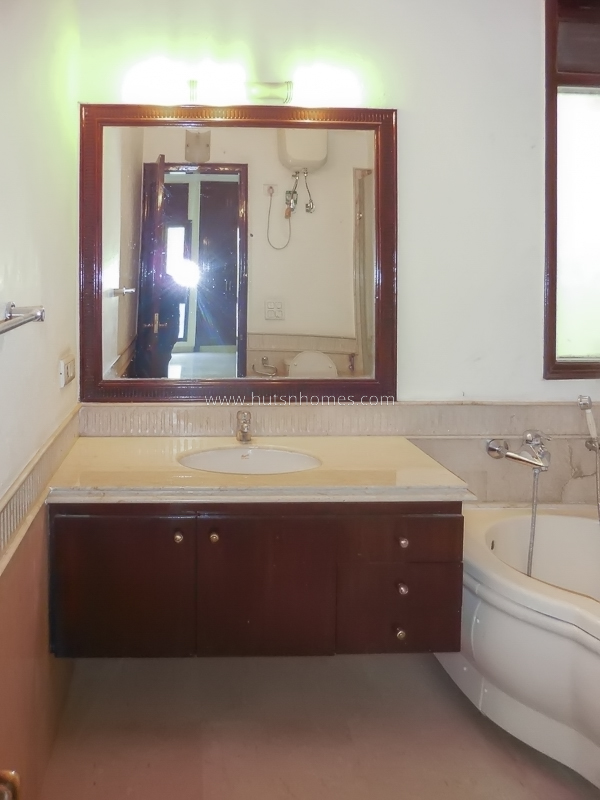 4 BHK Flat For Rent in Shanti Niketan
