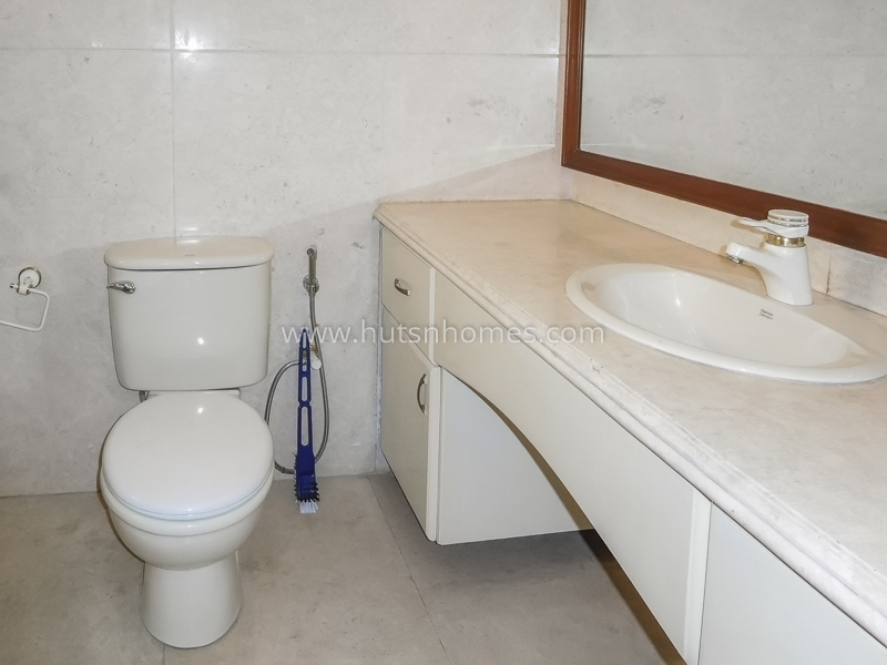 5 BHK Flat For Rent in Vasant Vihar