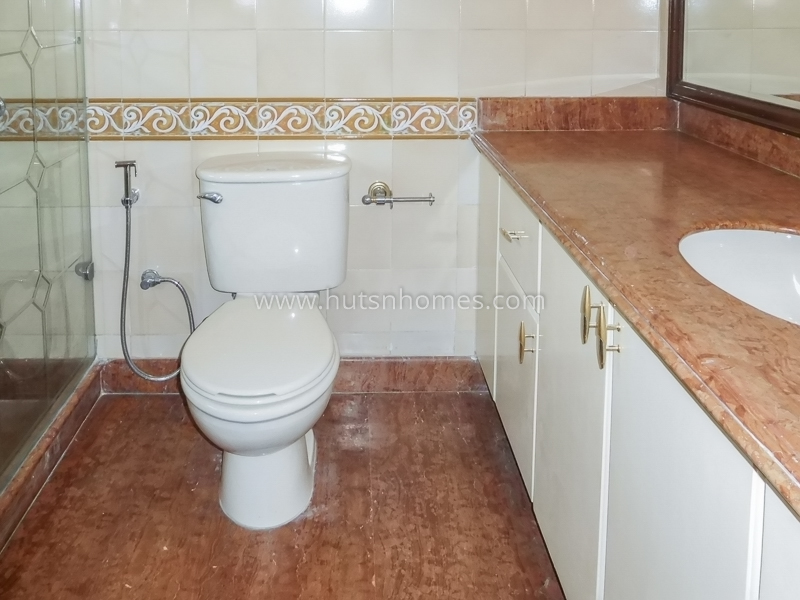 5 BHK Flat For Rent in Vasant Vihar