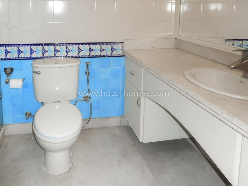 5 BHK Flat For Rent in Vasant Vihar