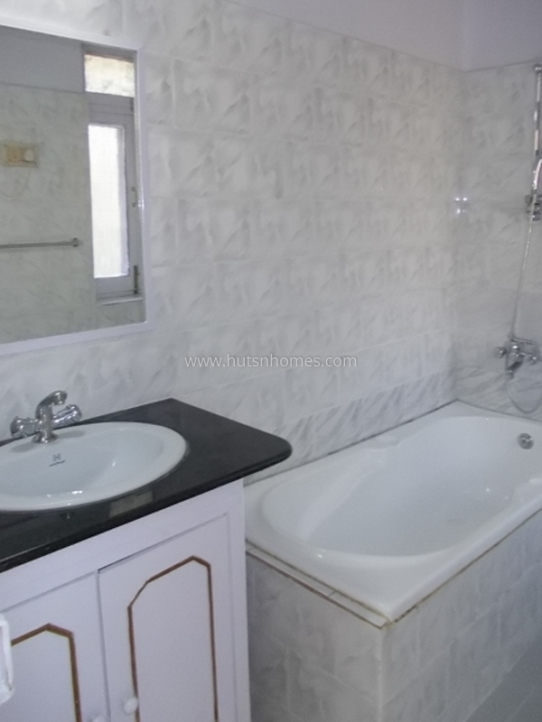 4 BHK Flat For Rent in Sundar Nagar