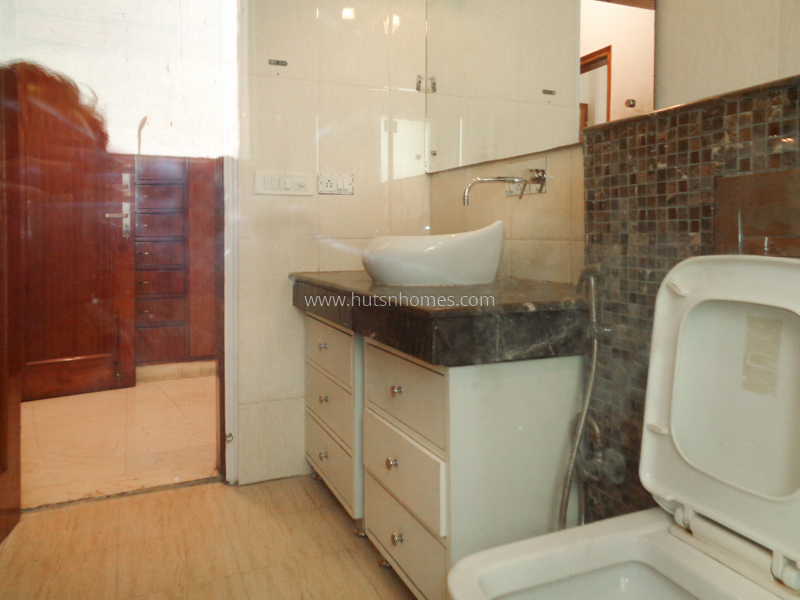 4 BHK Flat For Rent in Vasant Vihar