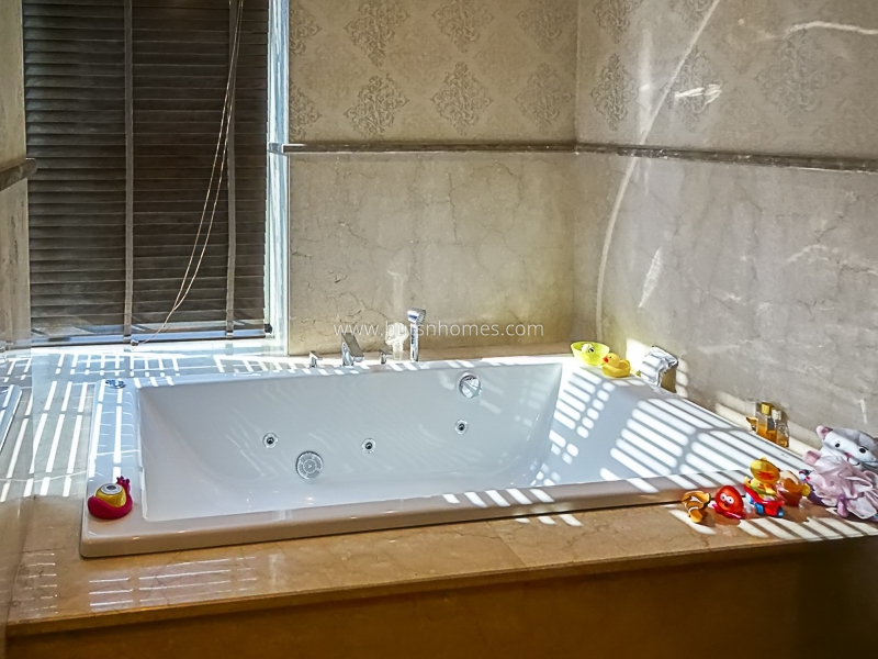 4 BHK Flat For Rent in Golf Course Road