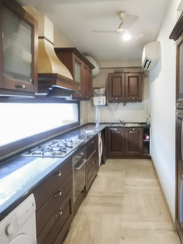 4 BHK Flat For Rent in Prithviraj Road