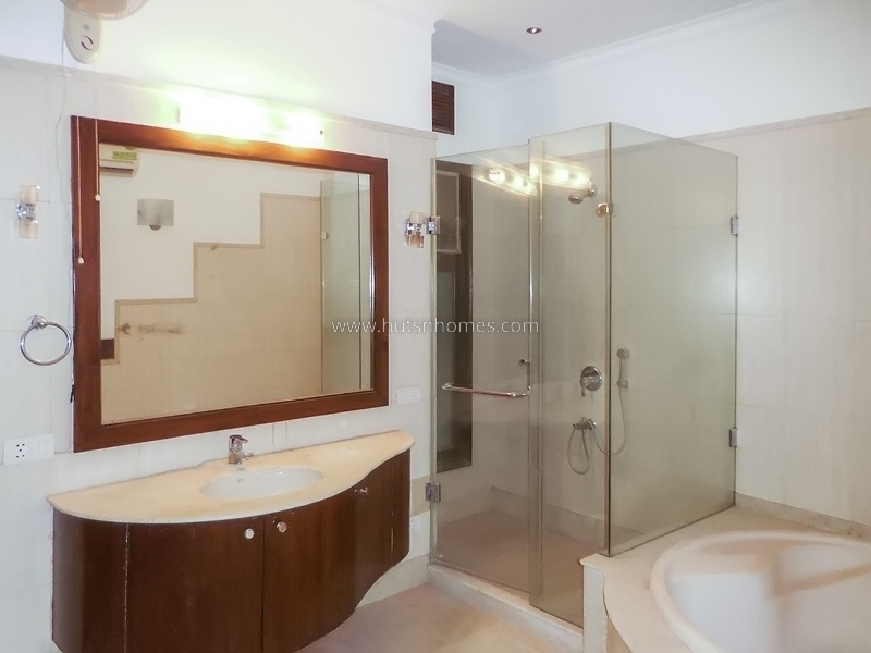 4 BHK Duplex For Rent in Shanti Niketan