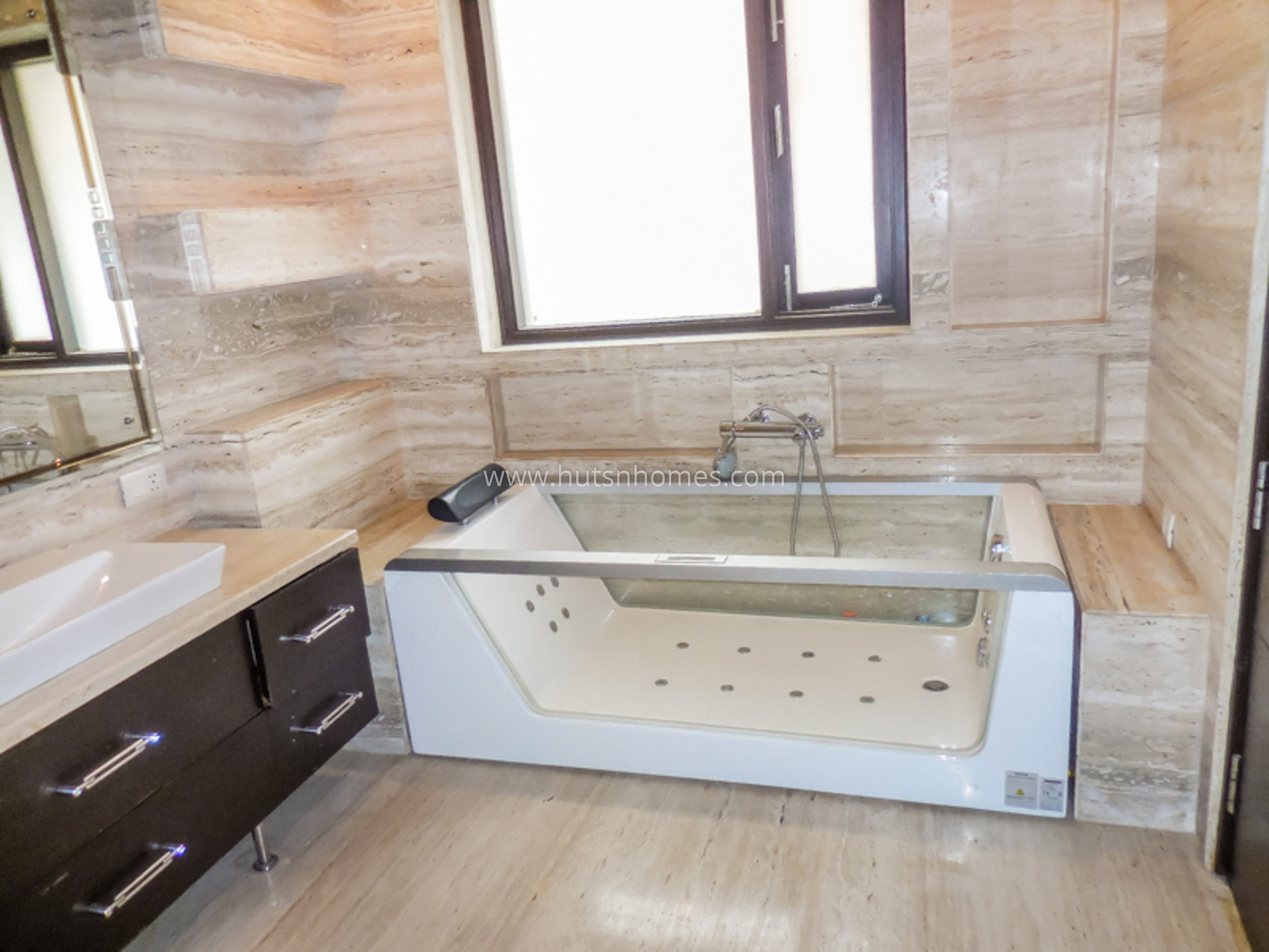 4 BHK Flat For Rent in Anand Lok