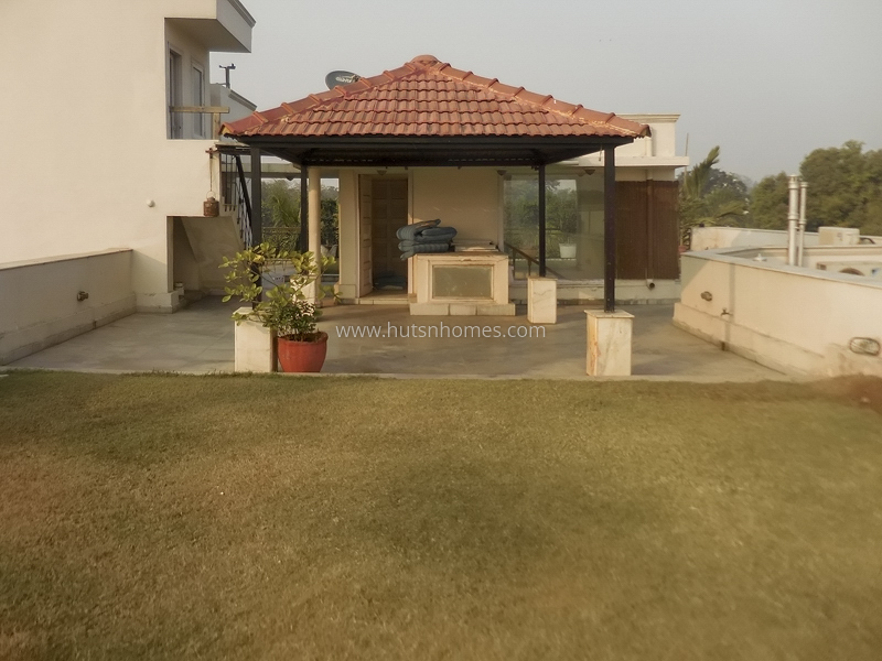 4 BHK Flat For Rent in Sundar Nagar