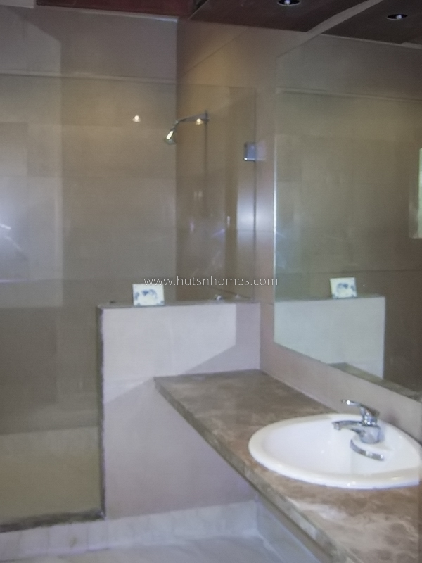 5 BHK Flat For Rent in Vasant Vihar