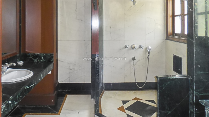 4 BHK Farm House For Rent in Dlf Chattarpur Farms