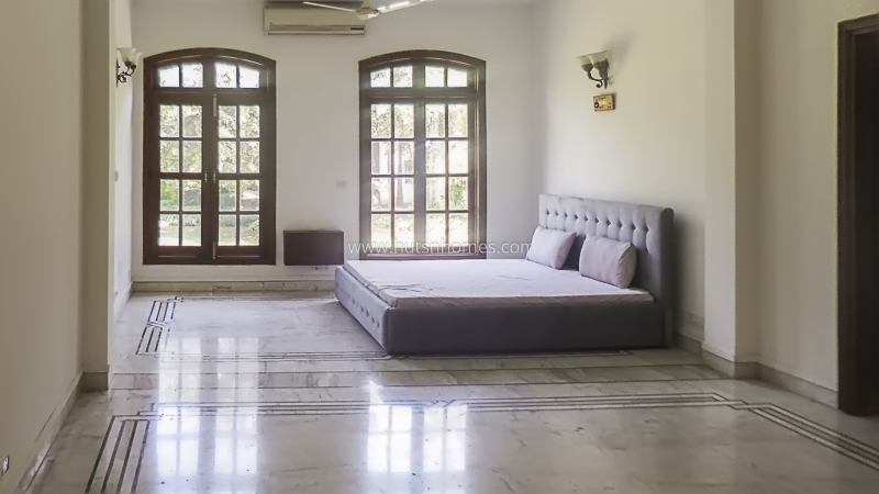 4 BHK Farm House For Rent in Dlf Chattarpur Farms