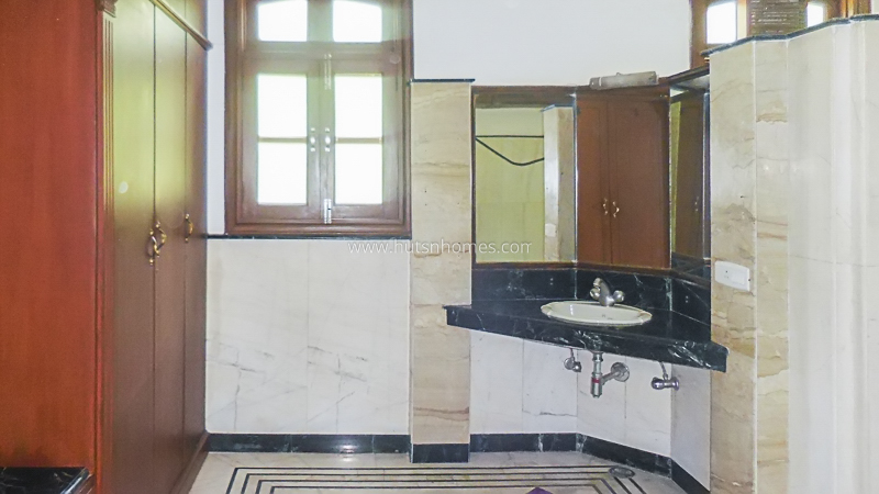 4 BHK Farm House For Rent in Dlf Chattarpur Farms