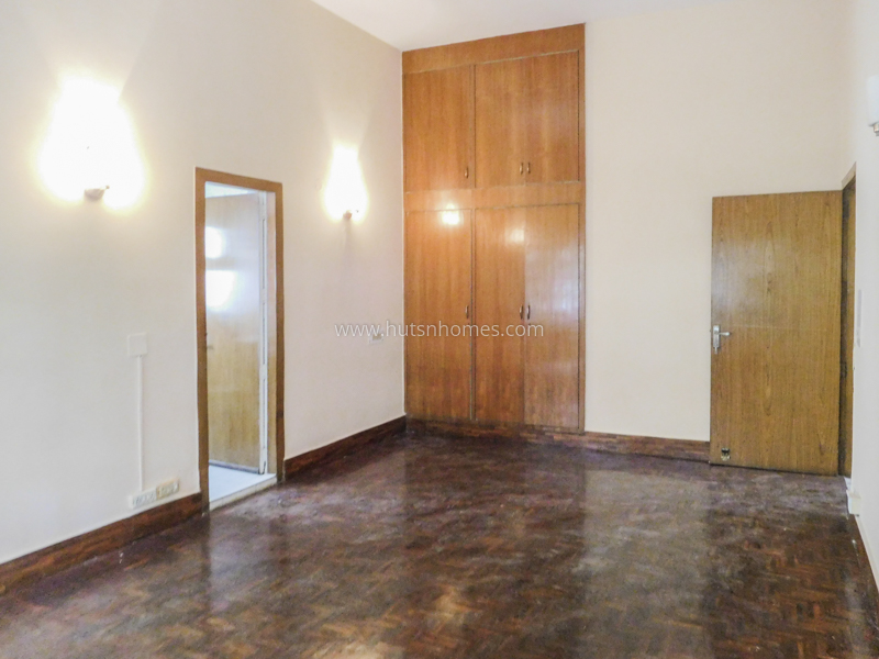4 BHK Flat For Rent in Friends Colony East