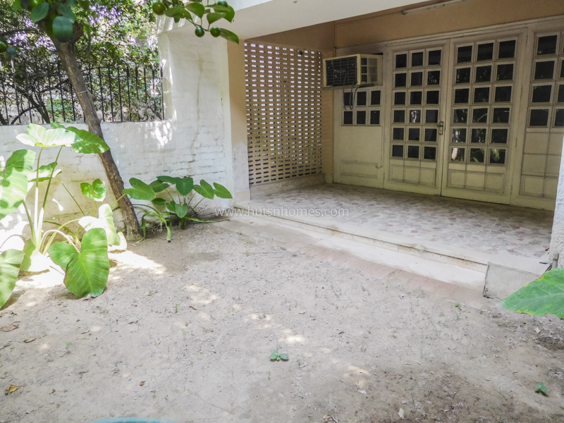 4 BHK Flat For Rent in Friends Colony East