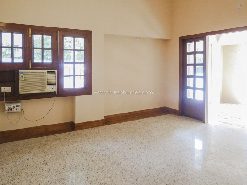 4 BHK Flat For Rent in Friends Colony East
