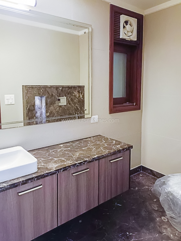 4 BHK Flat For Rent in Safdarjung Enclave