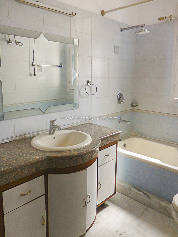 3 BHK Flat For Rent in Defence Colony